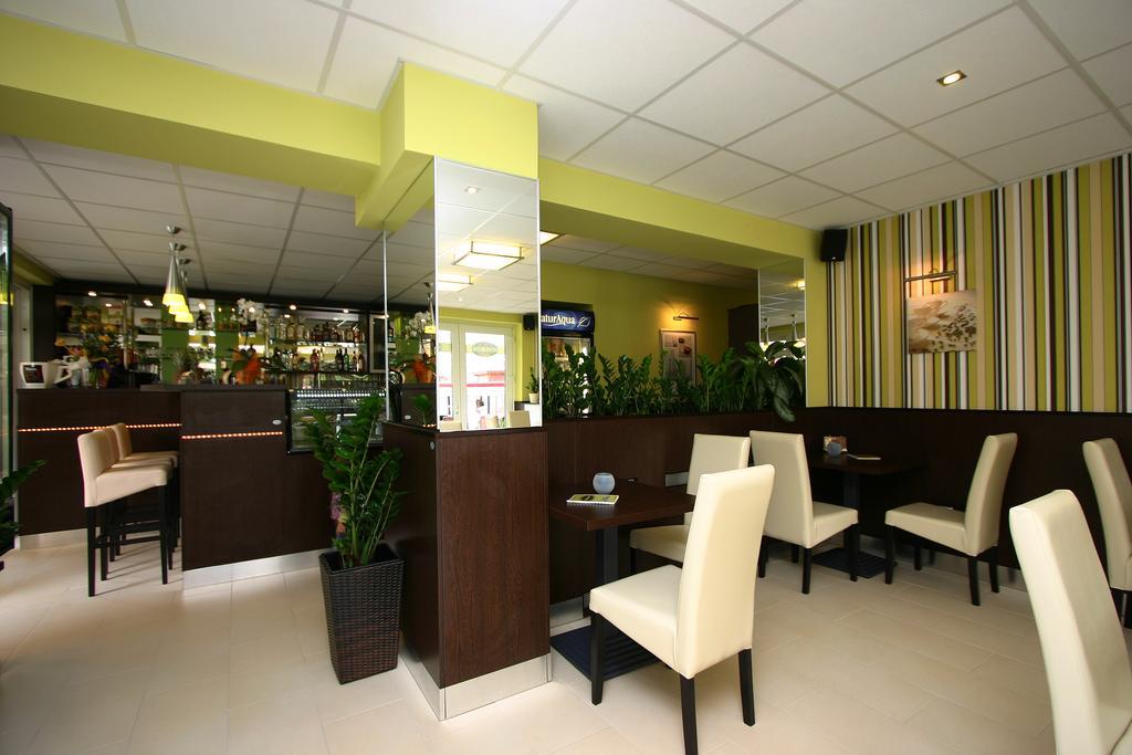 Cafe Relax Apartments Heviz Exterior foto